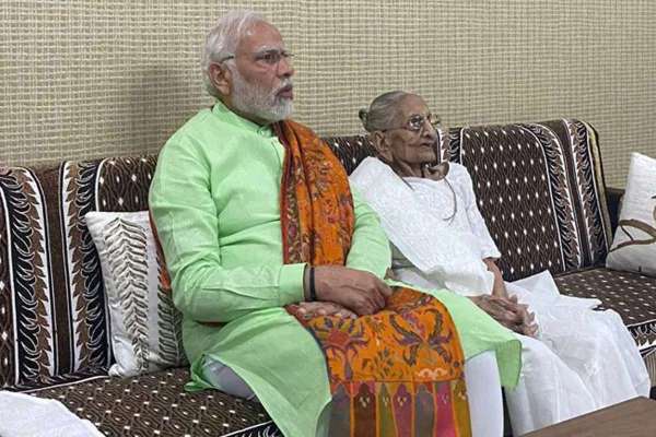 gujarat-election-before-the-second-phase-of-voting-pm-modi-took-the-blessings-of-his-mother-view-photos_1.jpg