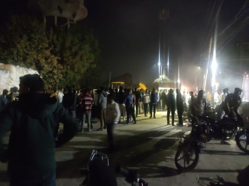 मोहल्ले में मीट की कथित दुकान पर रास्ता जाम, पुलिस ने की समझाइश