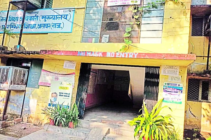 स्कूलों में निवास प्रमाण पत्र बनाने के सपने दिखाए, प्रक्रिया शुरू होने का अता-पता नहीं