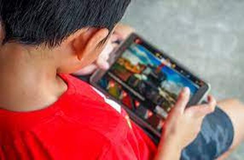 महिला ने कपड़े पहनते बनाया वीडियो, बेटी के गेम खेलते फॉरवर्ड करने से घर में हंगामा