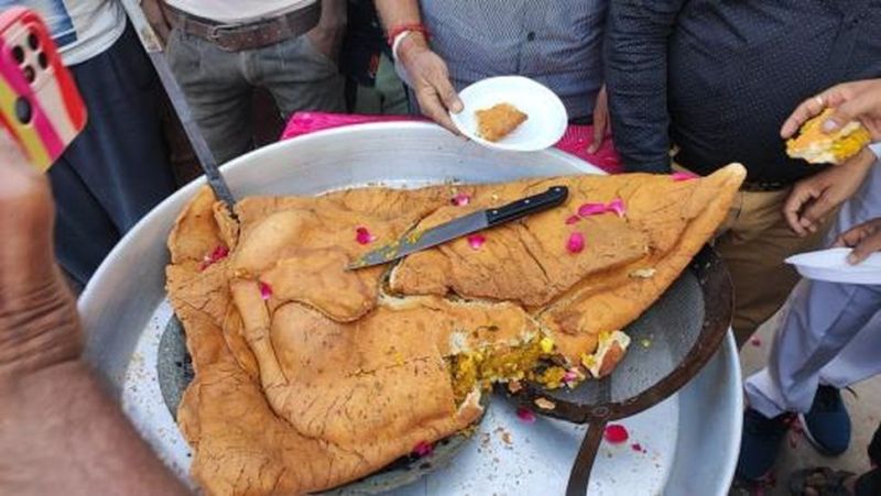 17 किलो का मेगा समोसा, खाने के शौकीनों को खूब भाया