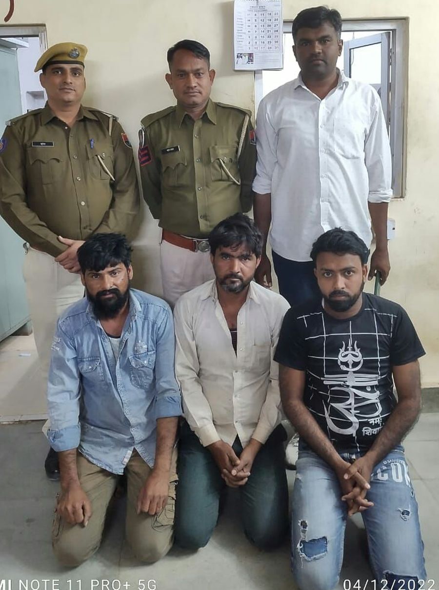 Weapons : संदिग्ध जीप में मिले अवैध हथियार व कारतूस का जखीरा