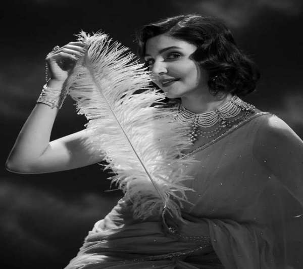 Anushka Sharma retro look