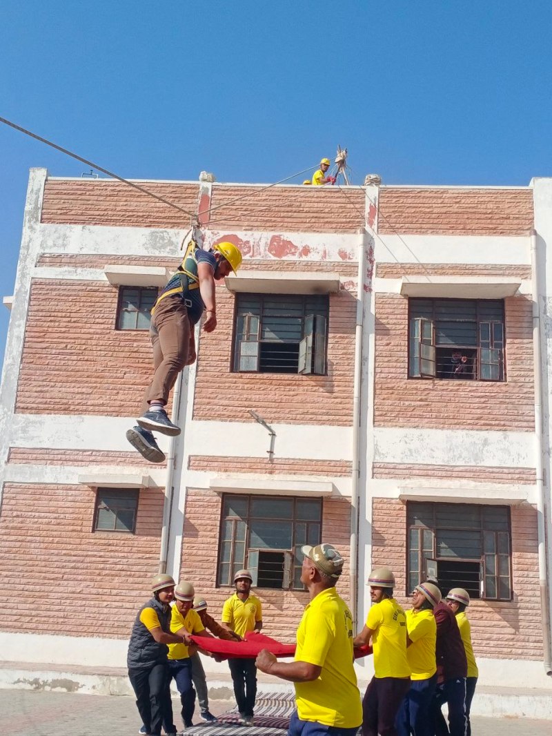 मॉक ड्रिल: सरकारी इमारत में आग, दो की बचाई जान