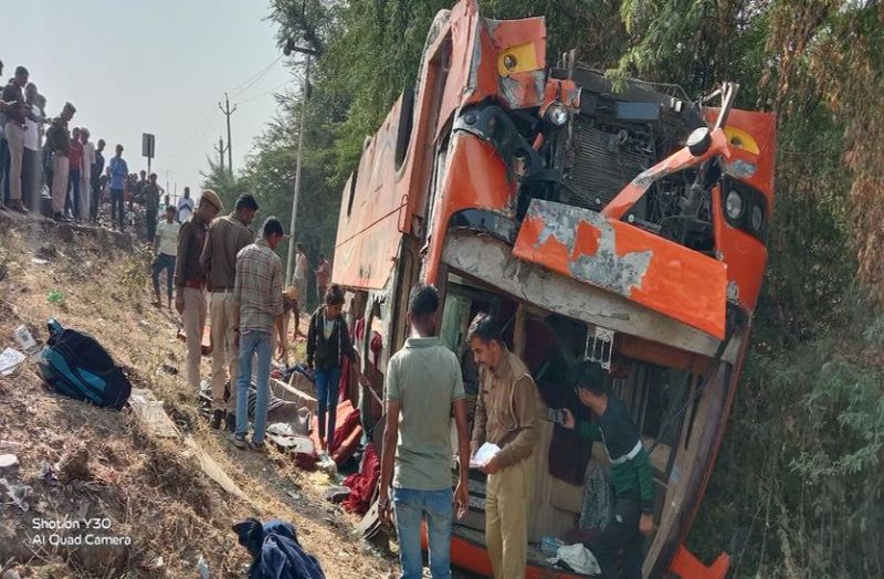 अनियंत्रित होकर सवारियों से भरी बस पलटी, 23 यात्री घायल, मची चीख-पुकार
