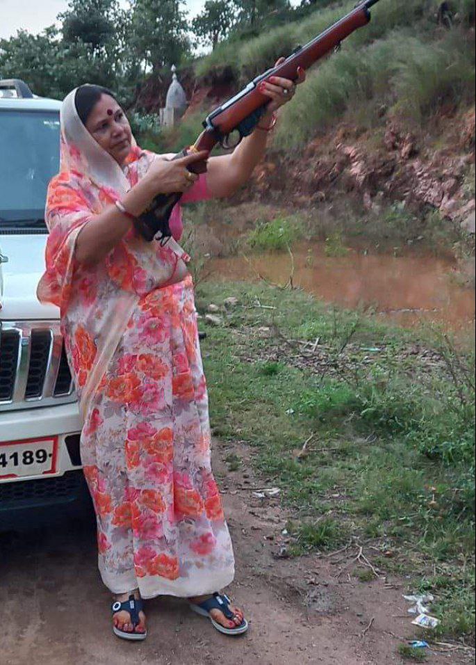 श्योपुर के गसबानी थाने में पोहरी की पूर्व जनपद अध्यक्ष रामकली व भाजपा नेता सहित ९ पर केस