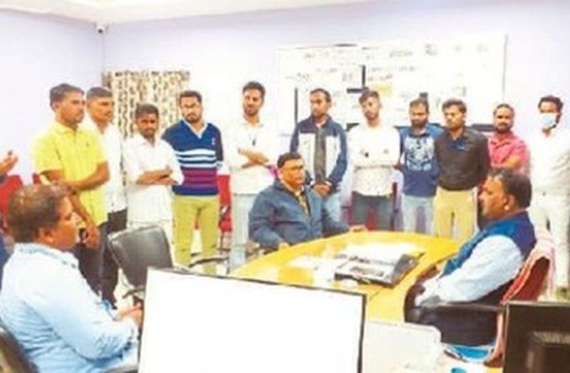 बाड़मेर में पीएमओ को समस्याएं बताते यूटीबी नर्सिंगकर्मी।.jpg