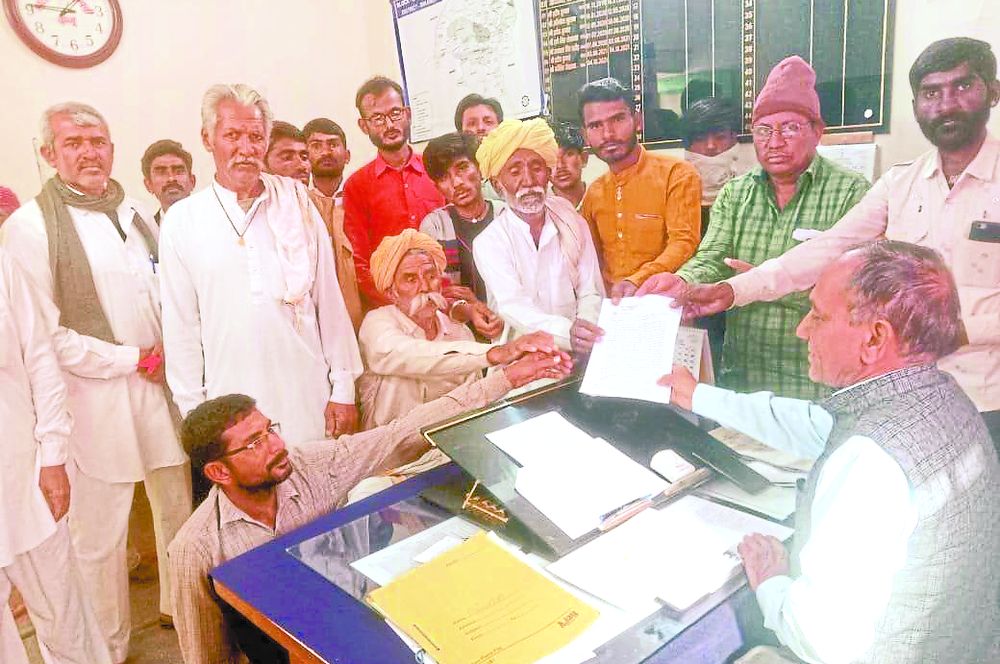 इस गांव में सर्दी में भी पानी खरीदकर पीने को मजबूर