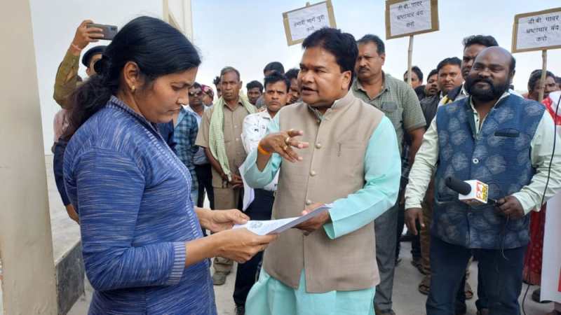 डीबी पावर प्लांट में मजदूरों का किया जा रहा शोषण