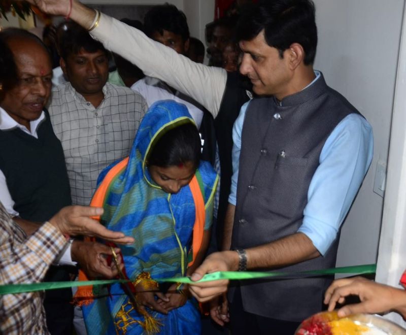 पीएमएवाय के हितग्राहियों को गृहप्रवेश कराते महापौर पुष्यमित्र भार्गव