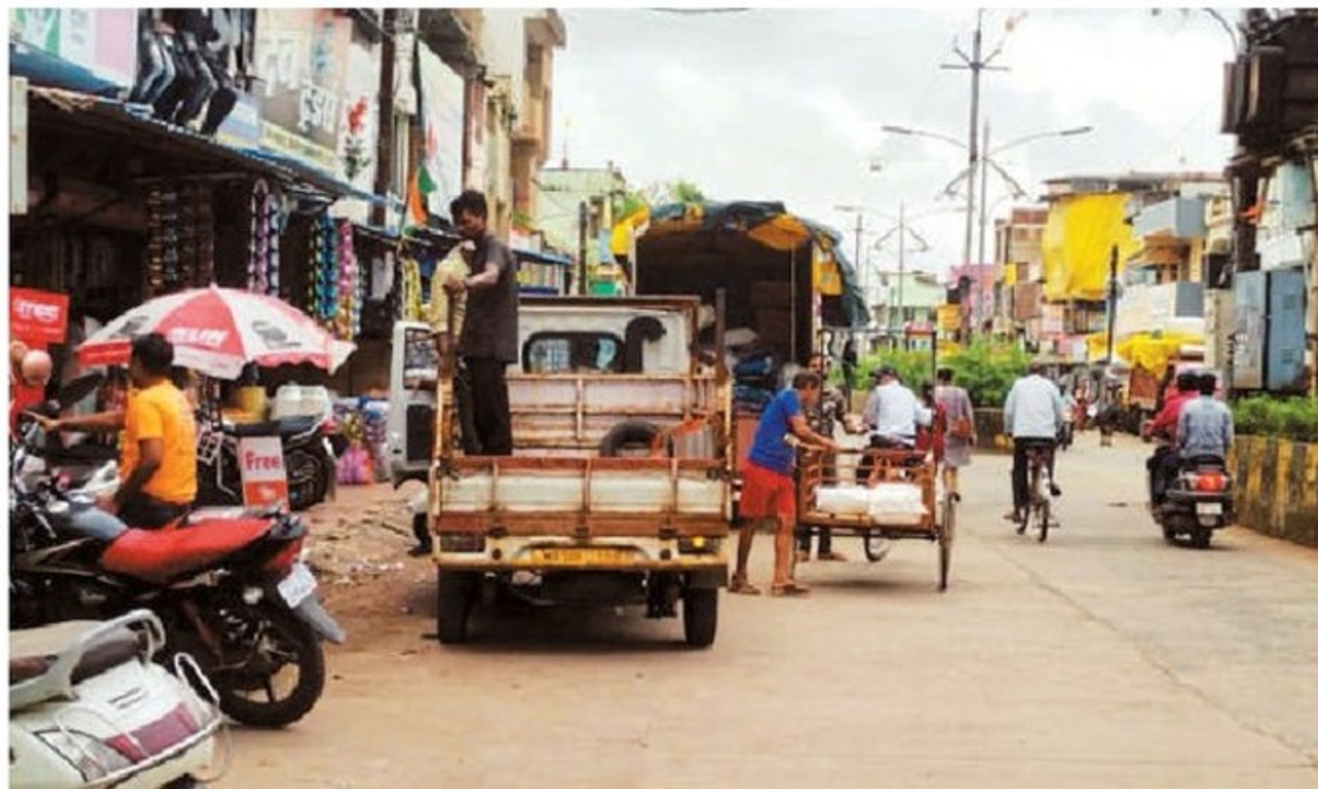 मुसीबत बना पड़ाव मार्ग, दुकानों का सामान सड़क पर रखकर किया जा रहा अतिक्रमण