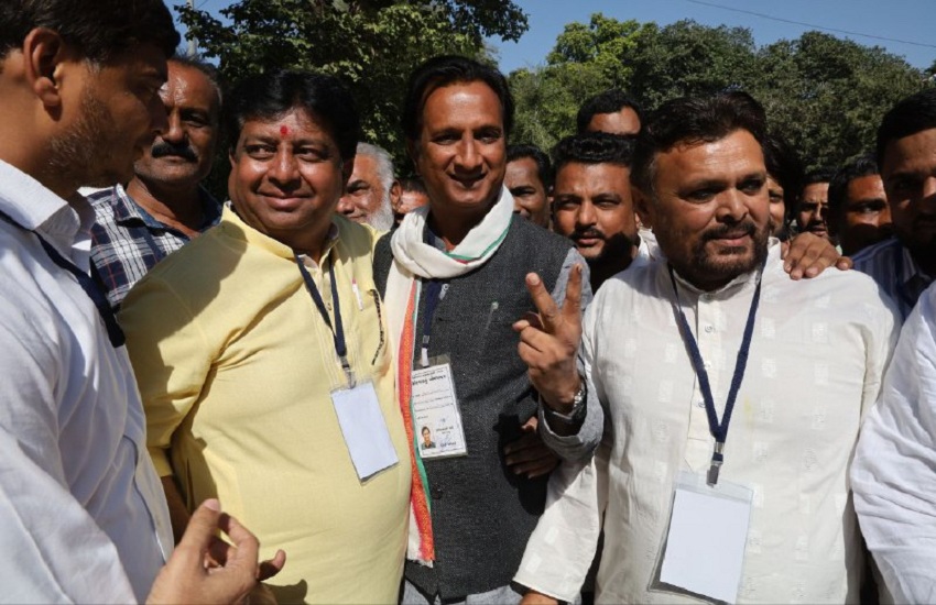 Gujarat election 2022: भाजपा की आंधी में भी कांग्रेस के इन दिग्गजों ने बचाई लाज