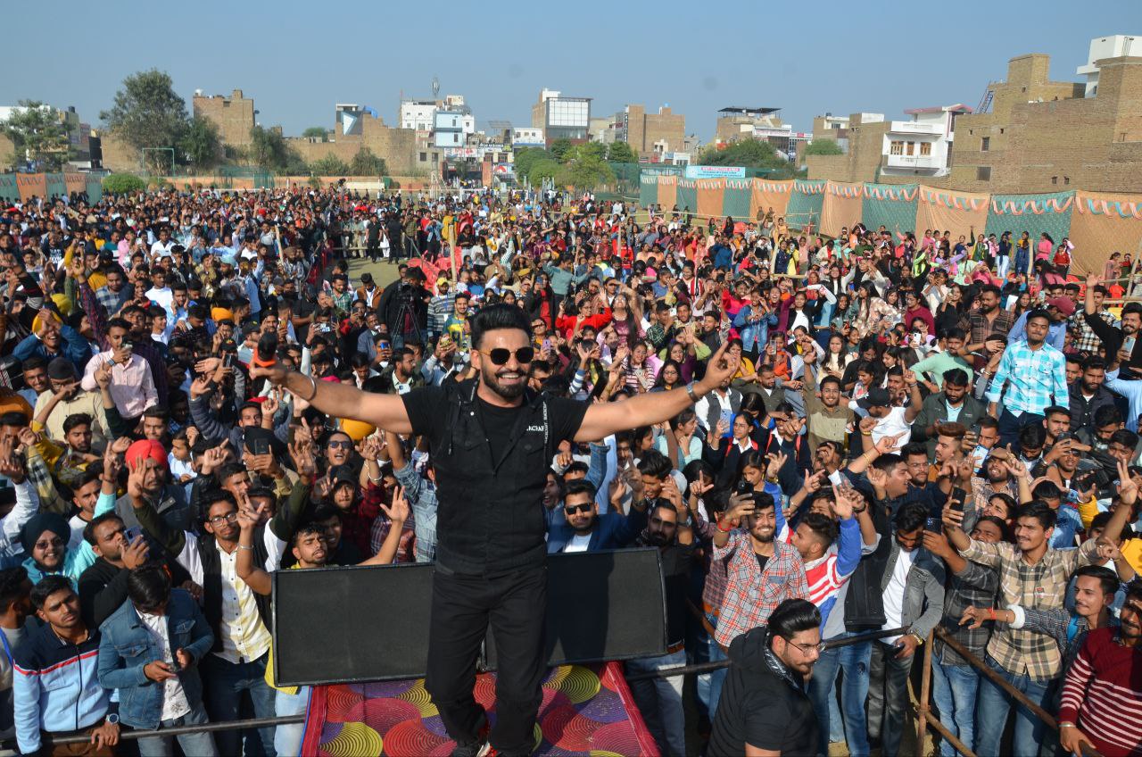 पंजाबी गायक रेशम सिंह अनमोल के गीतों पर विद्यार्थियों ने भंगड़ा डाला …भाभी थोड़ी एंड आ,हो जदो खेता विच सारा दिन चम सडऩा