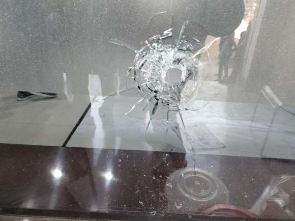 हनुमानगढ़ जंक्शन की धान मंडी में व्यापारी की दुकान पर फायरिंग से टूटे शीशे।