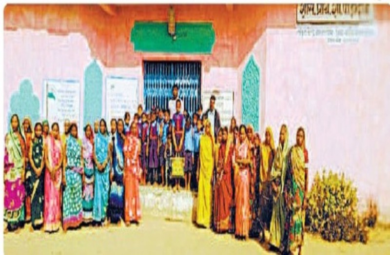 बच्चों को पढ़ाने नहीं आते शिक्षक, नाराज पालकों ने स्कूल में जड़ा ताला, अधिकारी हैरान