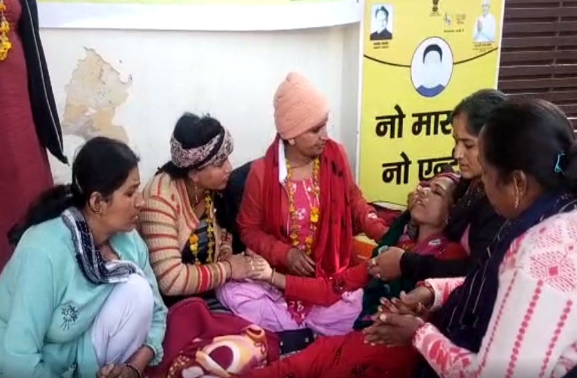 चिकित्सा मंत्री के आवास के बाहर बिगड़ी महिला की तबियत, नहीं आई एंबुलेंस, पुलिस को ले जाना पड़ा अस्पताल