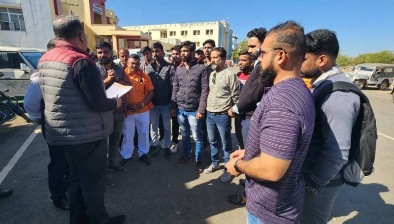 धर्मांतरण को लेकर किया जा रहा विरोध, सौंपे ज्ञापन