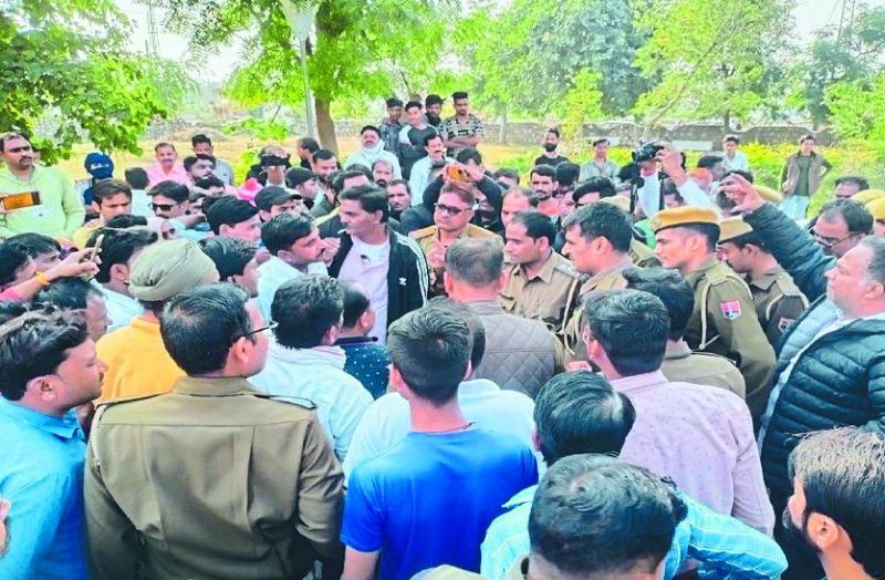 मिनी बस की चपेट में आने से वृद्ध की मौत, किया हंगामा