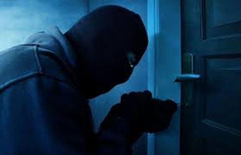 25 रसोई गैस सिलेन्डरों के साथ एक को पकड़ा