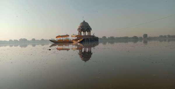 सर्द सुबह में जवां गड़ीसर का सौन्दर्य