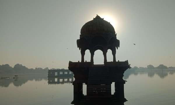 सर्द सुबह में जवां गड़ीसर का सौन्दर्य