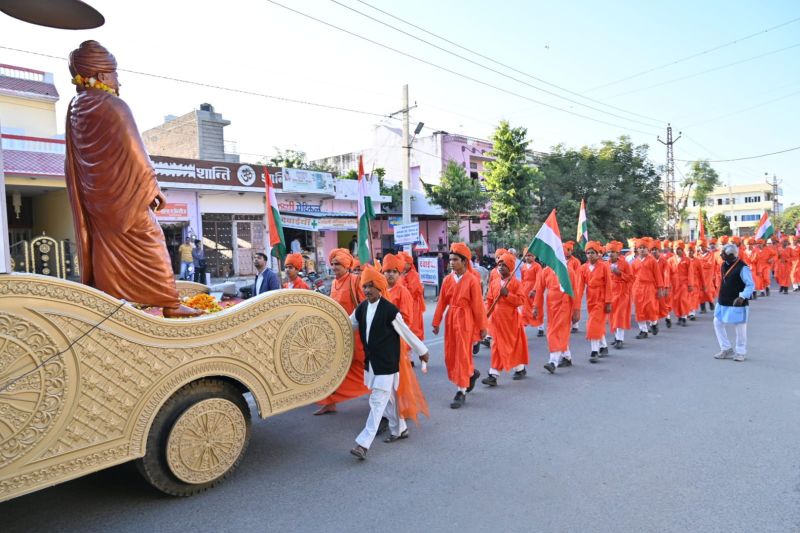 स्वामी विवेकानंद की 13 फुट ऊंची मूर्ति के साथ संदेश यात्रा पहुंची सिरोही, उपदेशों को किया प्रसारित