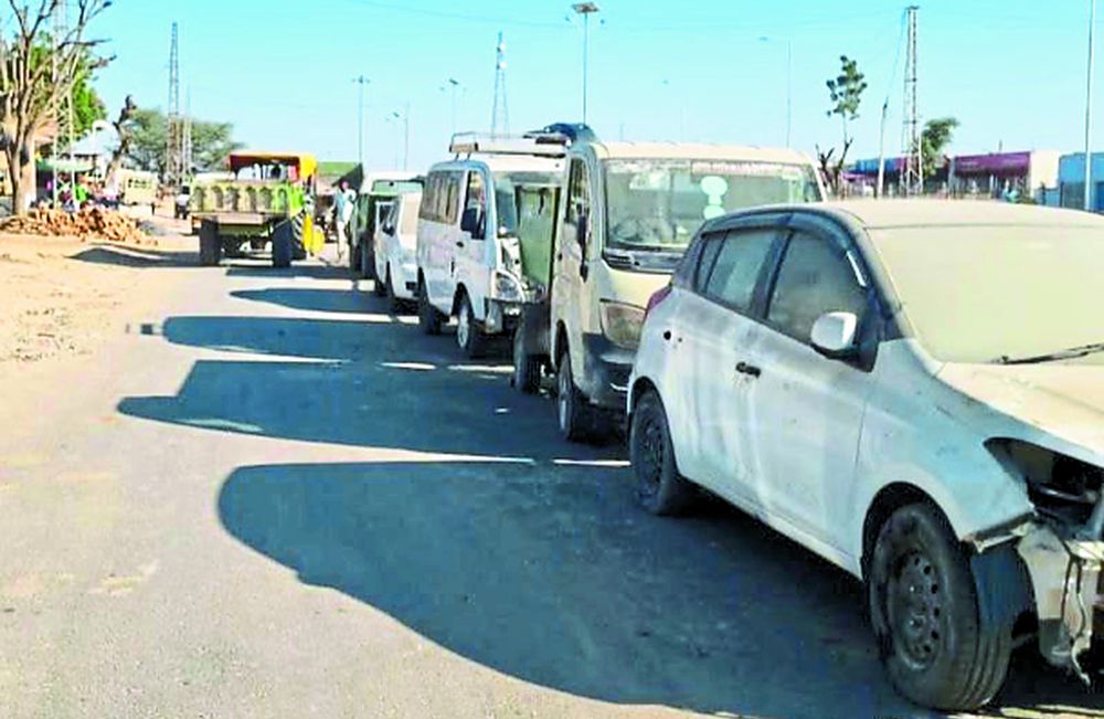 राजमार्ग के किनारे सर्विस रोड पर किया कब्जा