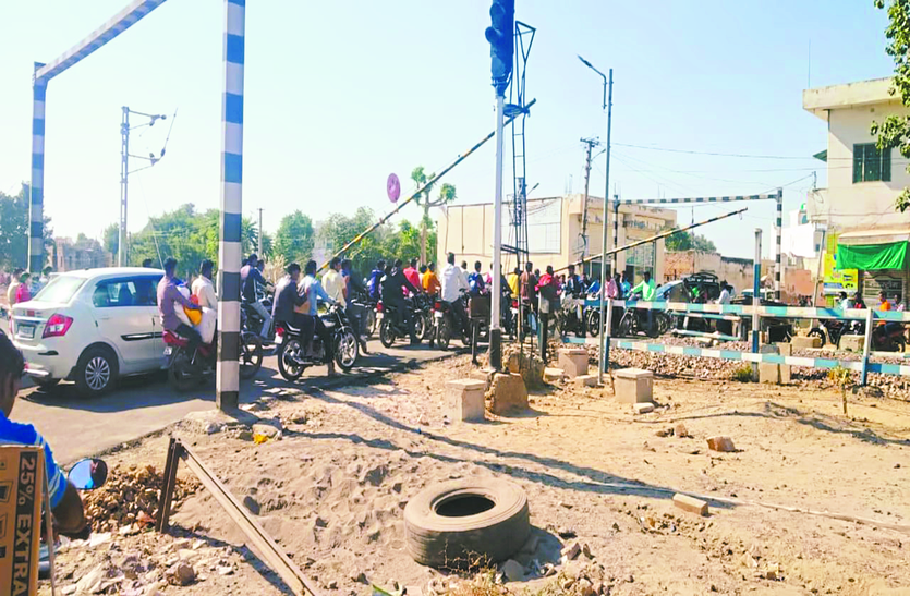 churu news-- एक दिन में 30-40 दफा बंद होते हैं रेलवे फाटक, गुजरती हैं 40 रेलगाडिय़ां