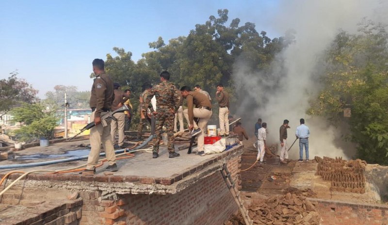 ररुआ गांव के नौ घरों में आगजनी, बुझाने में तीन दमकलें पांच घंटे जुटी रहीं