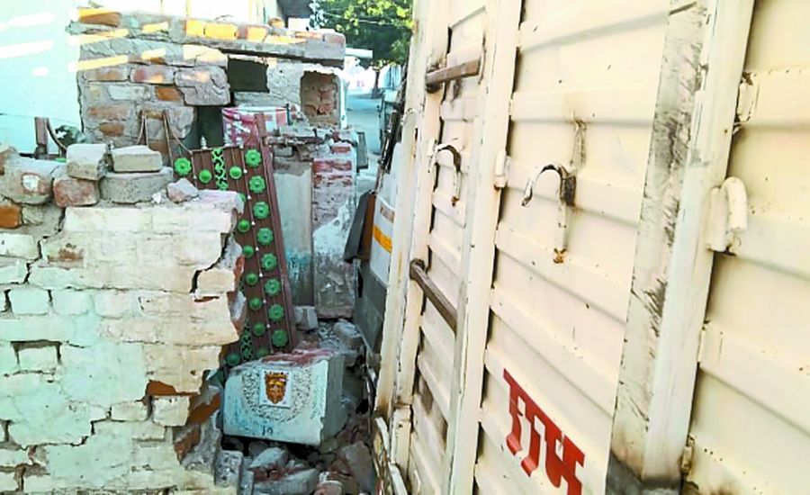 बेकाबू ट्रक बस्ती में घुसा, शौचालय क्षतिग्रस्त