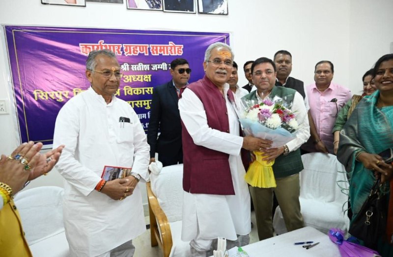 भेंट-मुलाकात : सिरपुर में गंधेश्वर नाथ मंदिर में मुख्यमंत्री ने किया दर्शन,लोगों से रूबरू होकर लिया हालचाल