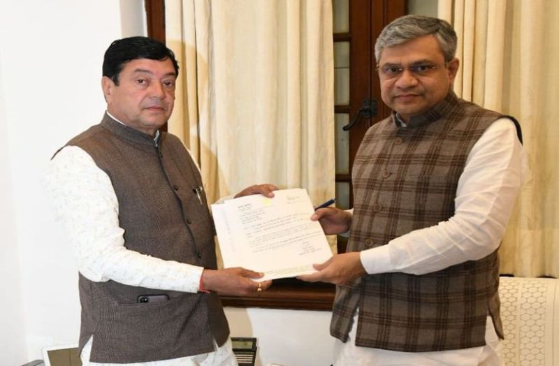 Train In Jhunjhunu रेल की सुविधा बढ़ेगी, झुंझुनूं सांसद ने मंत्री के सामने रखी मांग