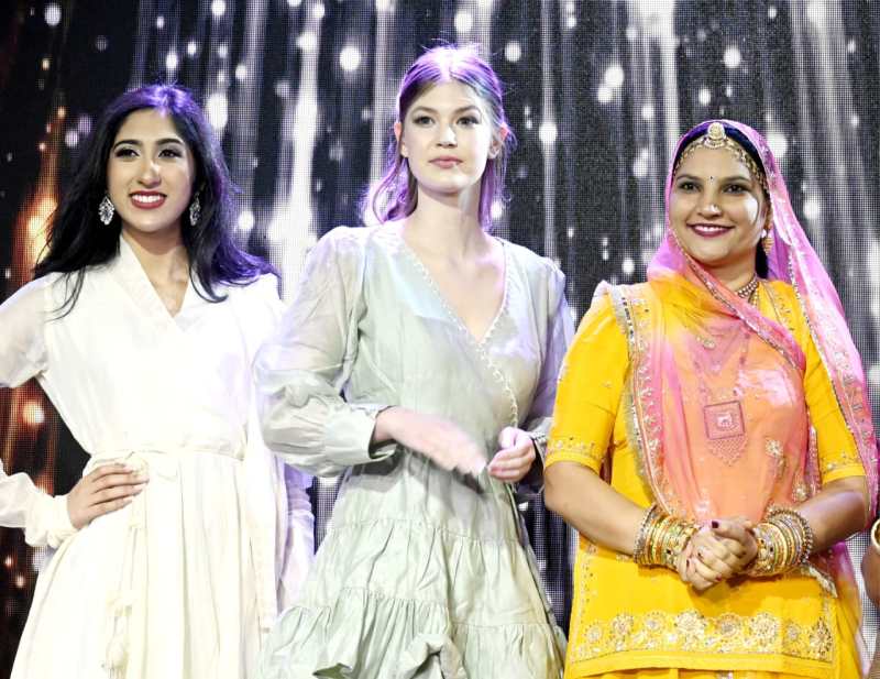 अमरीका में फैशन शो, रैम्प पर नजर आए इंडो-वेस्टर्न परिधान