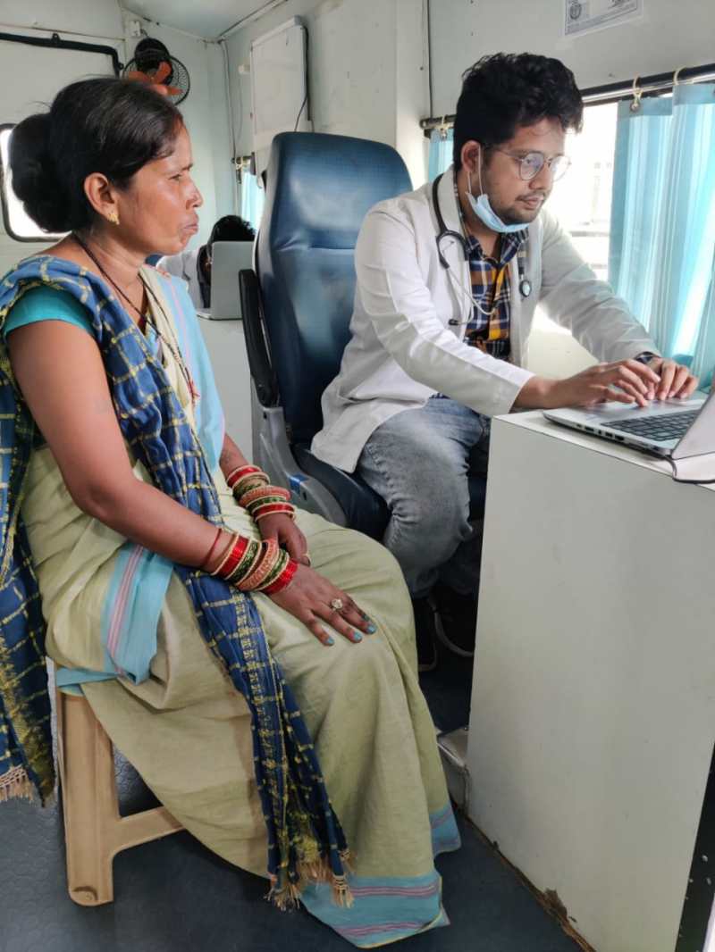 मोबाइल मेडिकल यूनिट में इलाज के साथ हो रही 41 तरह की जांच