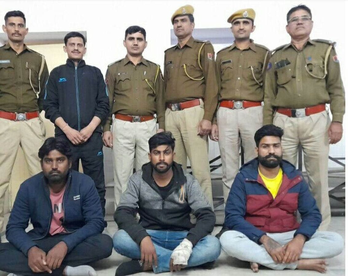 Robbery : शराब दुकान के सेल्समैन से लूट का खुलासा, तीन आरोपी गिरफ्तार