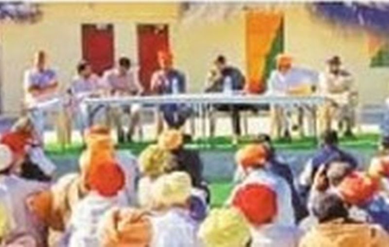 बाड़मेर। सीमावर्ती गडरा रोड में डीएनपी पर किसानों व ग्रामीणों की समस्याएं सुनते केन्द्रीय अध्ययन दल।