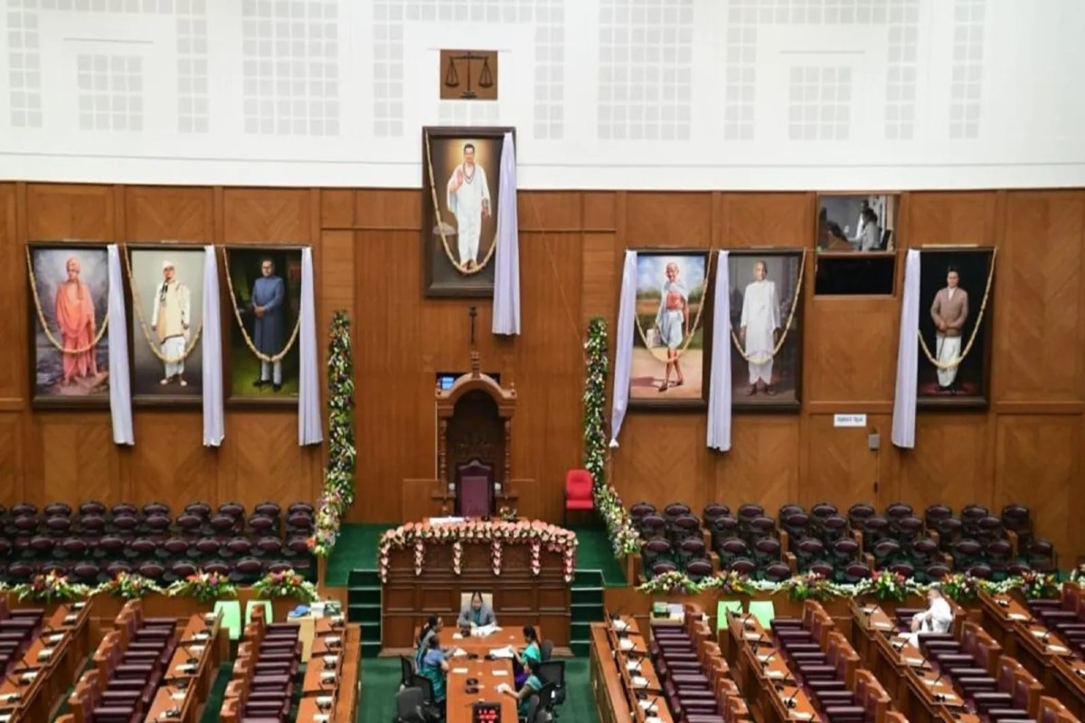 high-drama-in-karnataka-assembly-over-savarkar-poster-stir-on-border-row-in-maharashtra.jpg