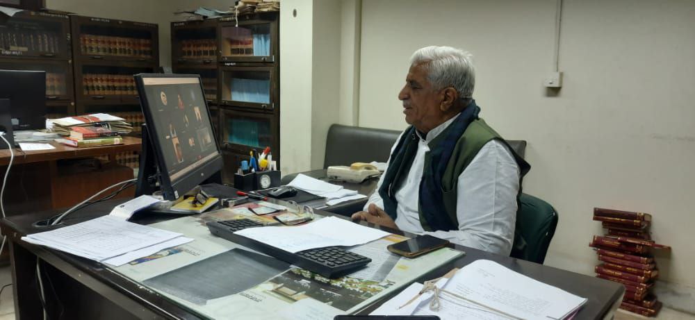 बच्चों से रूबरू होते हुए विधायक धर्मनारायण जोशी