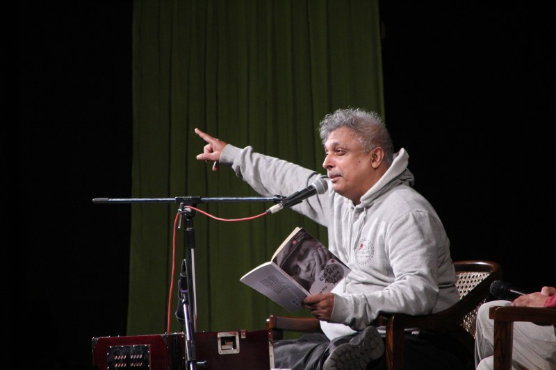  pain came on the stage, somewhere the suffering class and somewhere the dwarfs' agony was seen