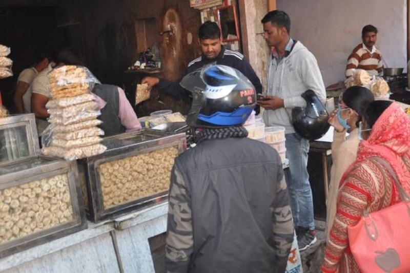 सर्दी बढ़ने के साथ ही बढ़ने लग जाती है मांग, तिल- गुड़ का मिश्रण स्वास्थ्य के लिए लाभदायक