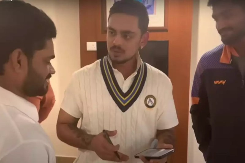 ishan-kishan-refuses-to-sign-above-ms-dhoni-signature-as-demanded-by-fan.jpg