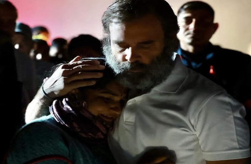 राहुल गांधी से मिलकर रोई नर्स, बोली— पुलिस ने हमारे साथ बर्बरता की