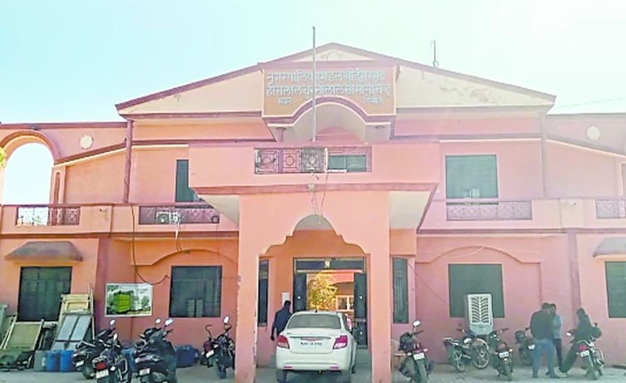 एपीओ, स्थगन और तबादले का दौर जारी