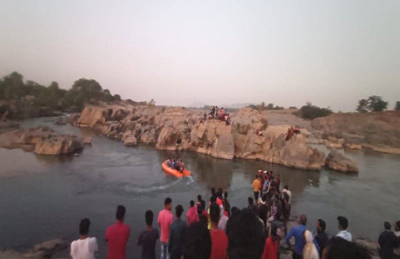 गोताखोर की टीम कर रही जांच