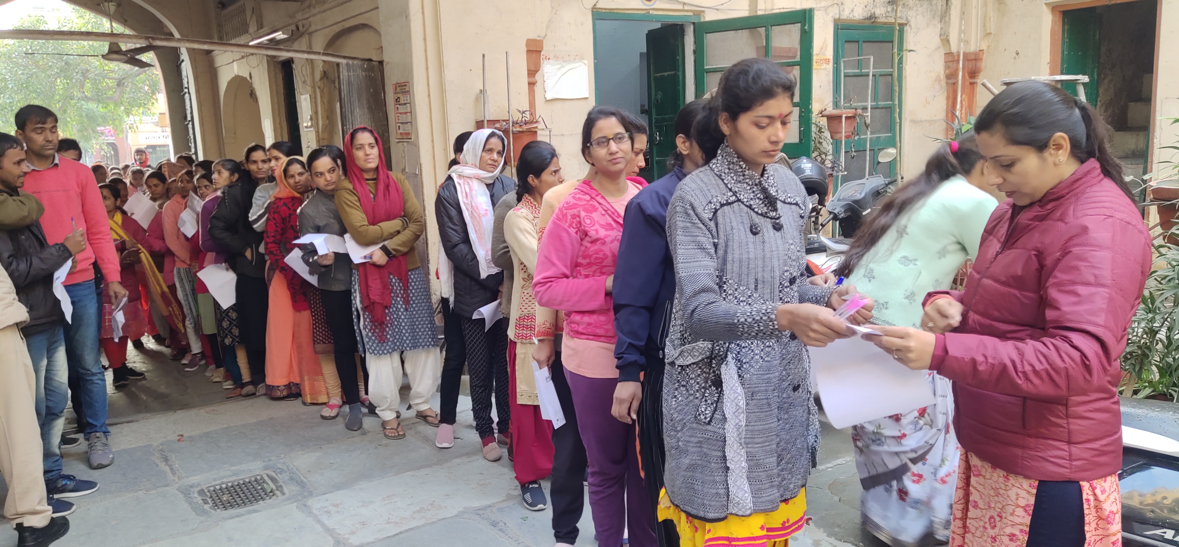 आज से शुरू हुई वरिष्ठ अध्यापक भर्ती परीक्षा, प्रवेश से पहले गुजरना पड़ा कड़ी चैकिंग से