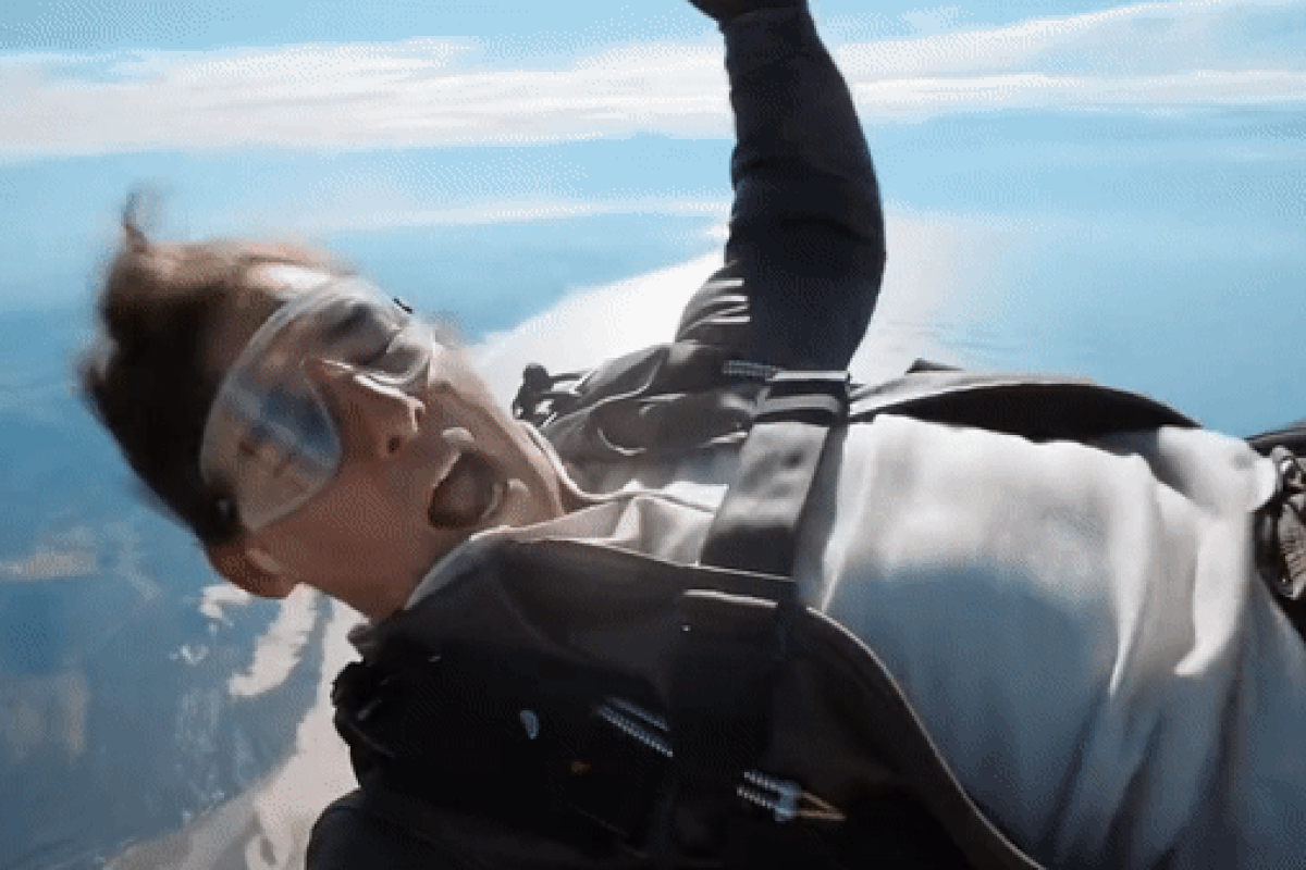 फैंस का आभार जताने के लिए टॉम क्रूज ने आसमान से लगाई छलांग, देखें खतरनाक स्टंट