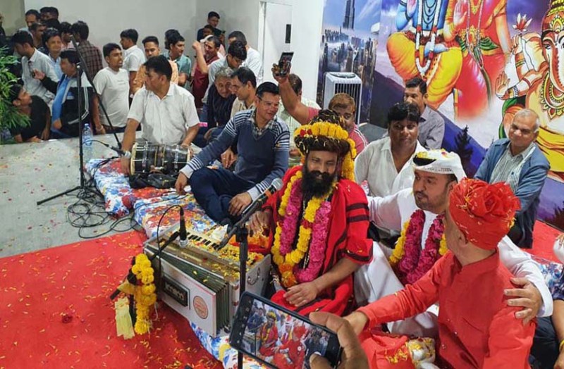 शेखों की धरती पर गूंजे राजस्थानी भजनों के बोल