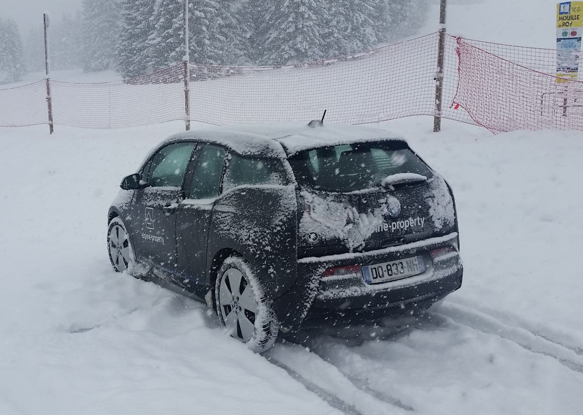 electric_car_in_snow.jpg
