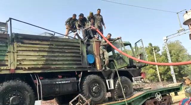 आर्मी की स्पेशल ट्रेन में जा रहे ट्रक में अचानक लगी आग