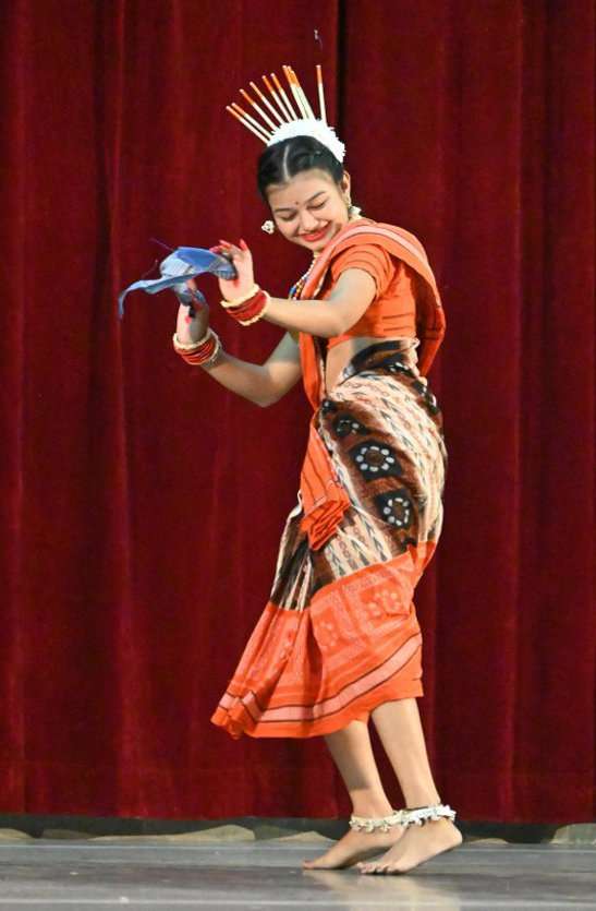 छत्तीसगढ़ी के अलावा राजस्थानी, गुजराती, बंगाली, उड़ीया, पंजाबी, व अन्य राज्यों के डांस का आनंद दर्शकों ने लिया।